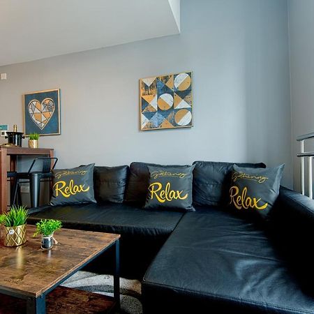 The Penthouse Gathering - Town Centre - Sleeps Up To 16 Wrexham Ngoại thất bức ảnh