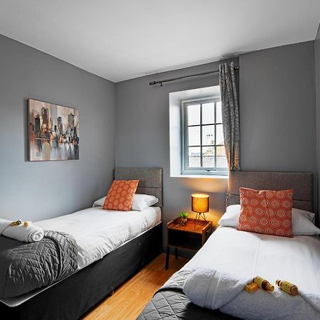 The Penthouse Gathering - Town Centre - Sleeps Up To 16 Wrexham Ngoại thất bức ảnh