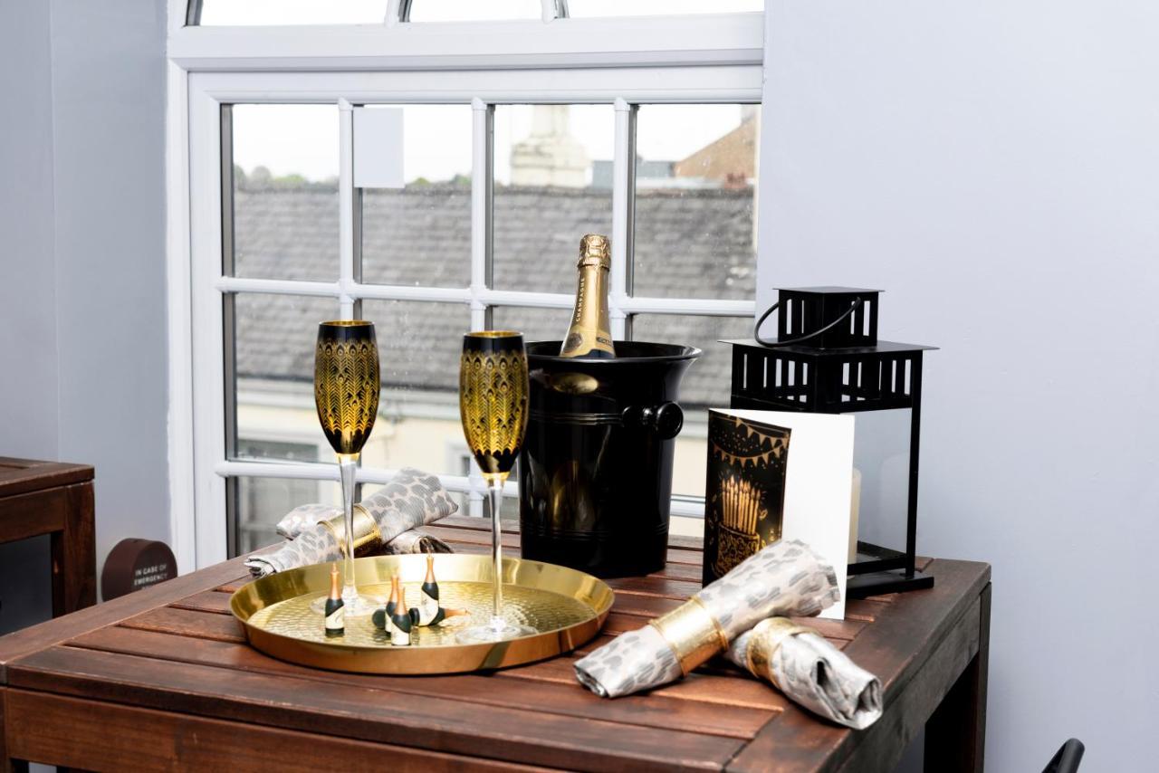 The Penthouse Gathering - Town Centre - Sleeps Up To 16 Wrexham Ngoại thất bức ảnh