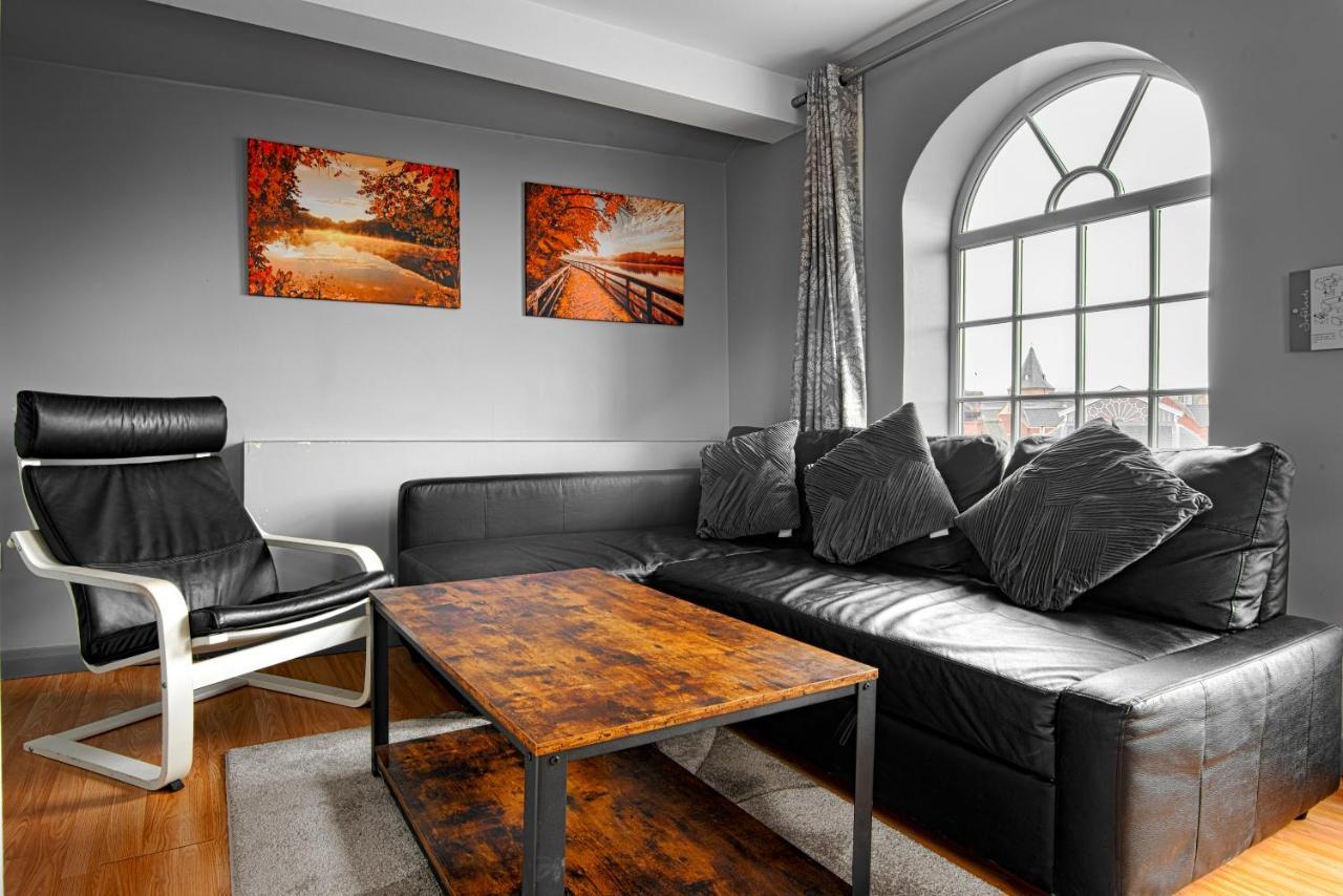 The Penthouse Gathering - Town Centre - Sleeps Up To 16 Wrexham Ngoại thất bức ảnh