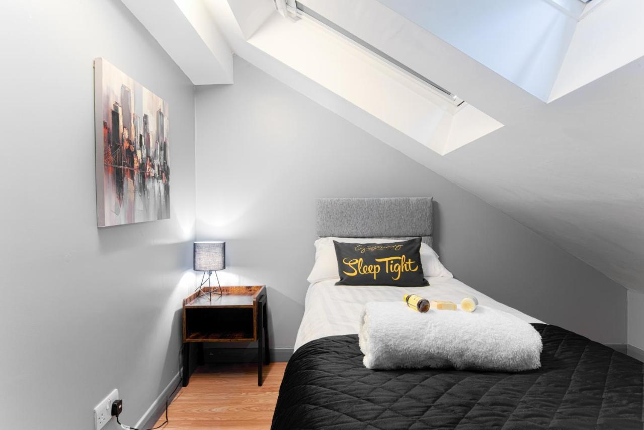 The Penthouse Gathering - Town Centre - Sleeps Up To 16 Wrexham Ngoại thất bức ảnh