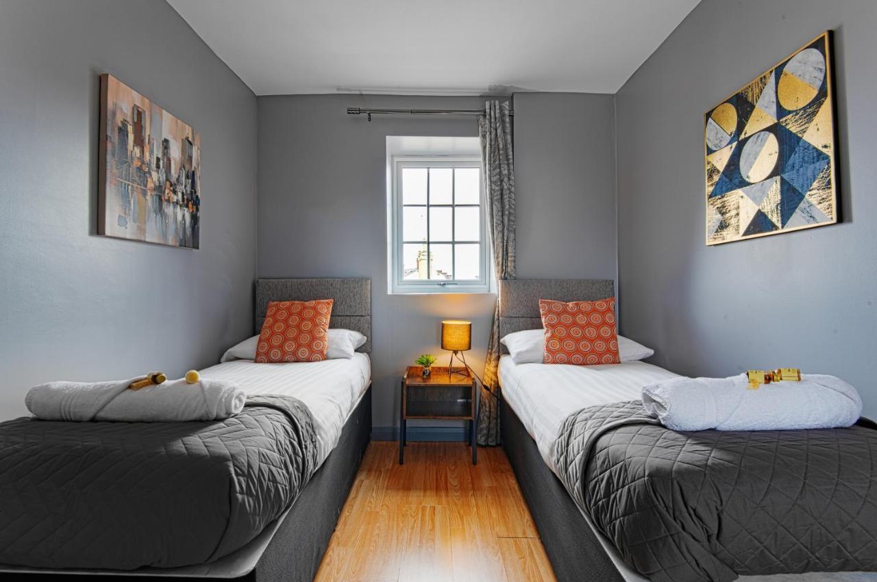 The Penthouse Gathering - Town Centre - Sleeps Up To 16 Wrexham Ngoại thất bức ảnh