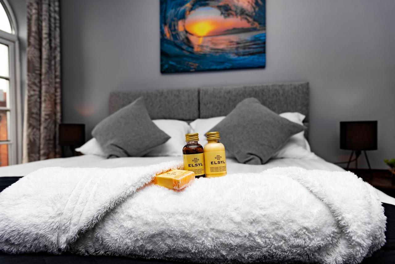 The Penthouse Gathering - Town Centre - Sleeps Up To 16 Wrexham Ngoại thất bức ảnh