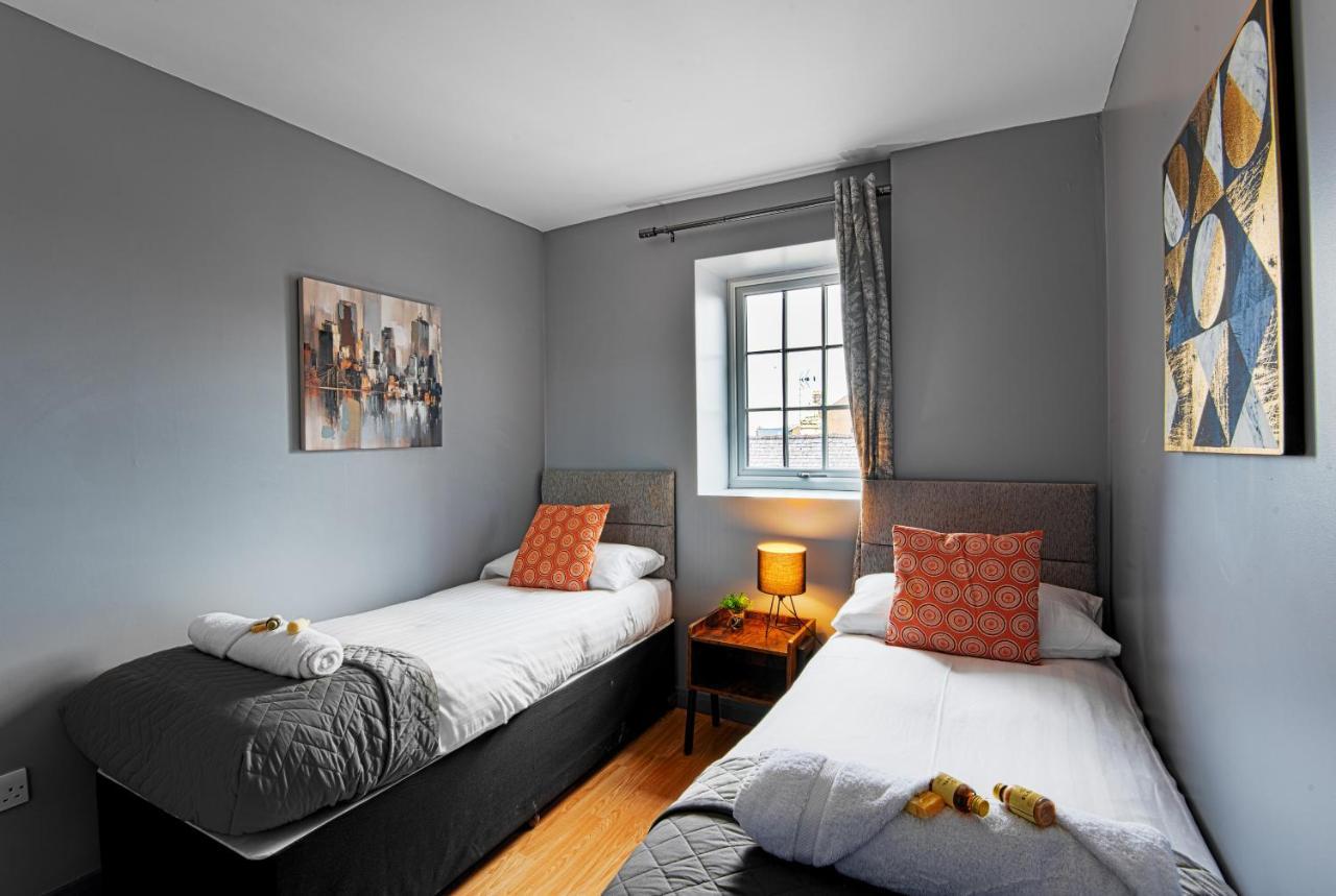 The Penthouse Gathering - Town Centre - Sleeps Up To 16 Wrexham Ngoại thất bức ảnh