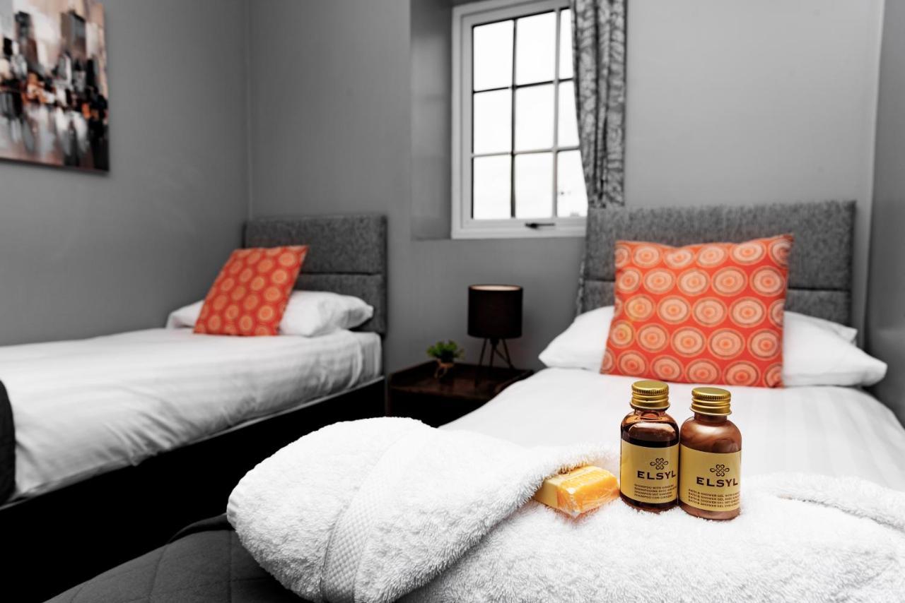 The Penthouse Gathering - Town Centre - Sleeps Up To 16 Wrexham Ngoại thất bức ảnh